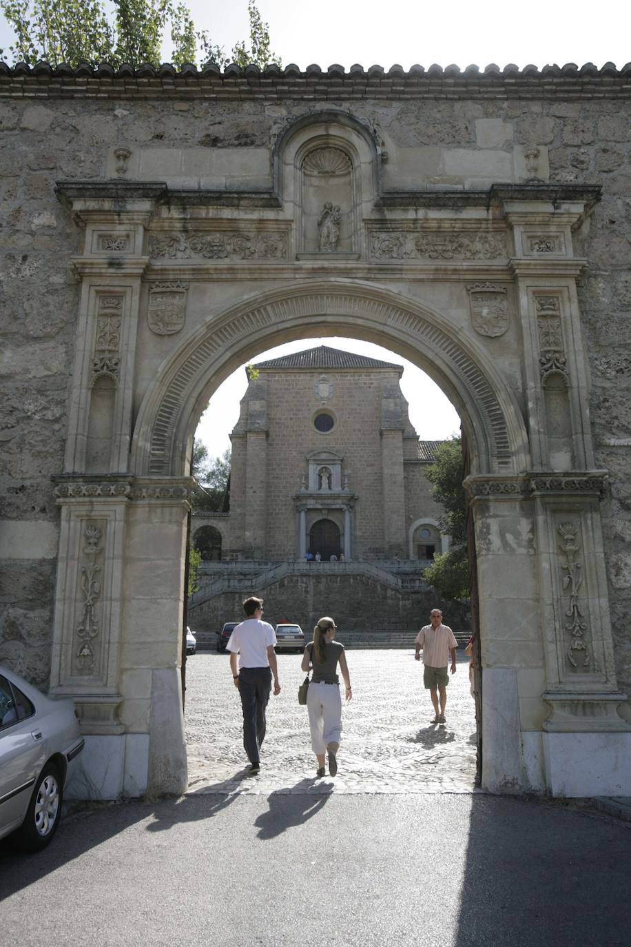 Imagen secundaria 1 - De arriba abajo, plano de la Cartuja de 1899, pórtico de entrada y el autor de la investigación, José Antonio Díaz.