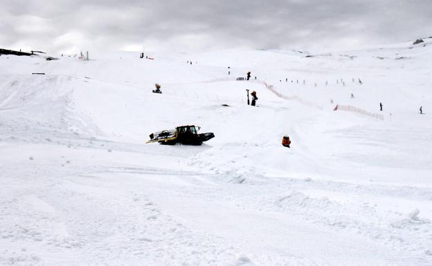 Imagen principal - Sierra Nevada perfila ya la pista de la Copa del Mundo de Snowboard Cross