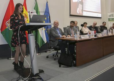 Imagen secundaria 1 - Socorro Leyva le entrega el sello con el que podrá firmar libros; Lucía, sobrina de María José, le pone voz; y Sánchez-Montesinos, Reyes y Escobar, con la autora. 