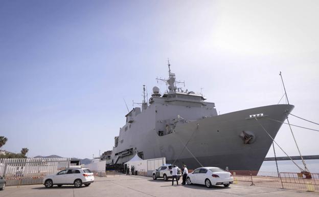 El buque anfibio 'Castilla', en Motril