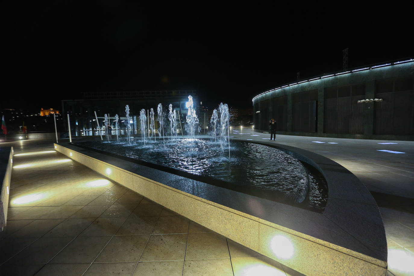 El Palacio de Congresos, que ya superó las bodas de plata, tiene a su favor el estar ubicado en pleno centro de la capital granadina 