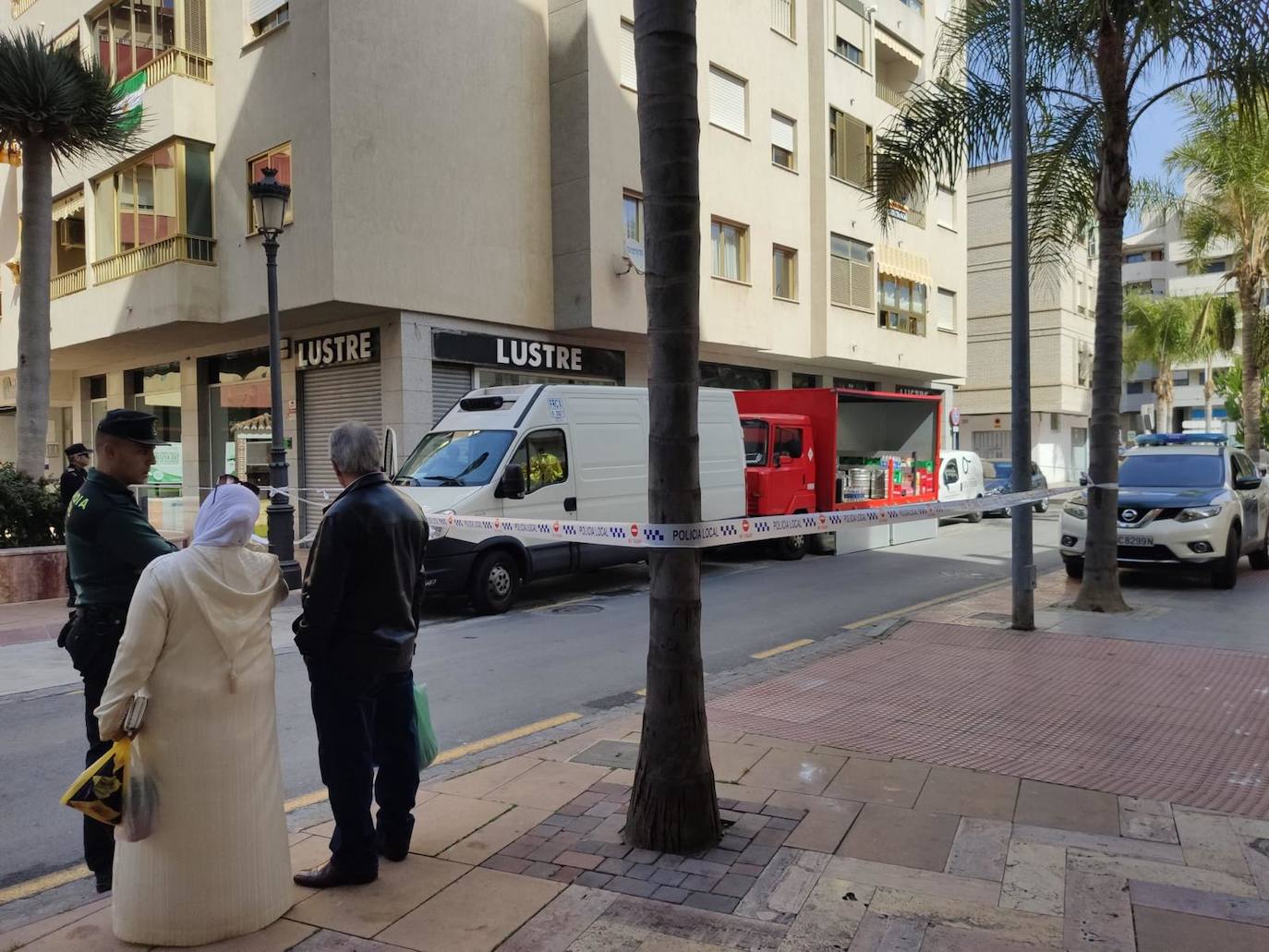 La zona está acordonada esperando que se produzca el levantamiento del cadáver. 