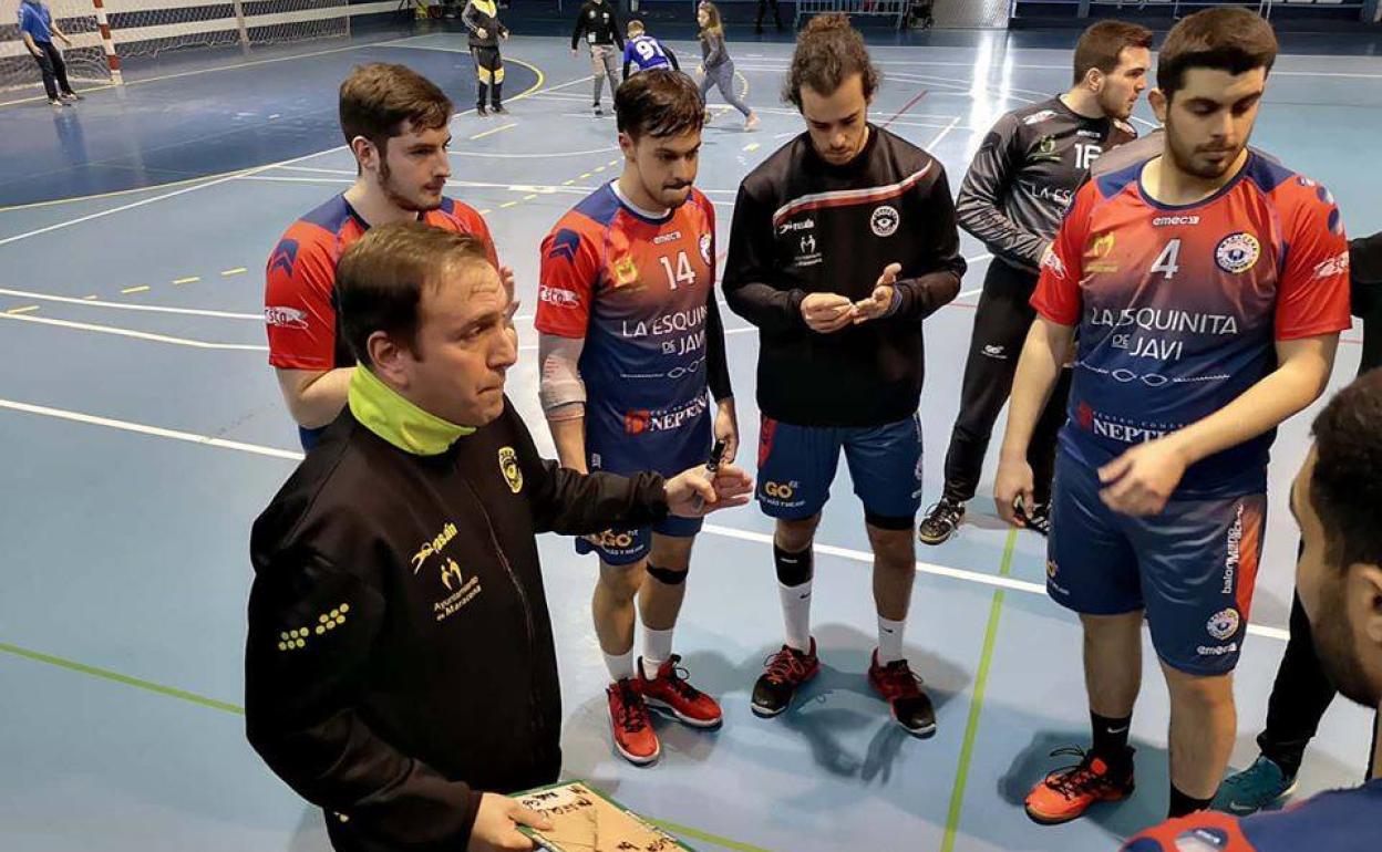 Los jugadores del Balonmano Maracena atienden las indicaciones de su entrenador. 