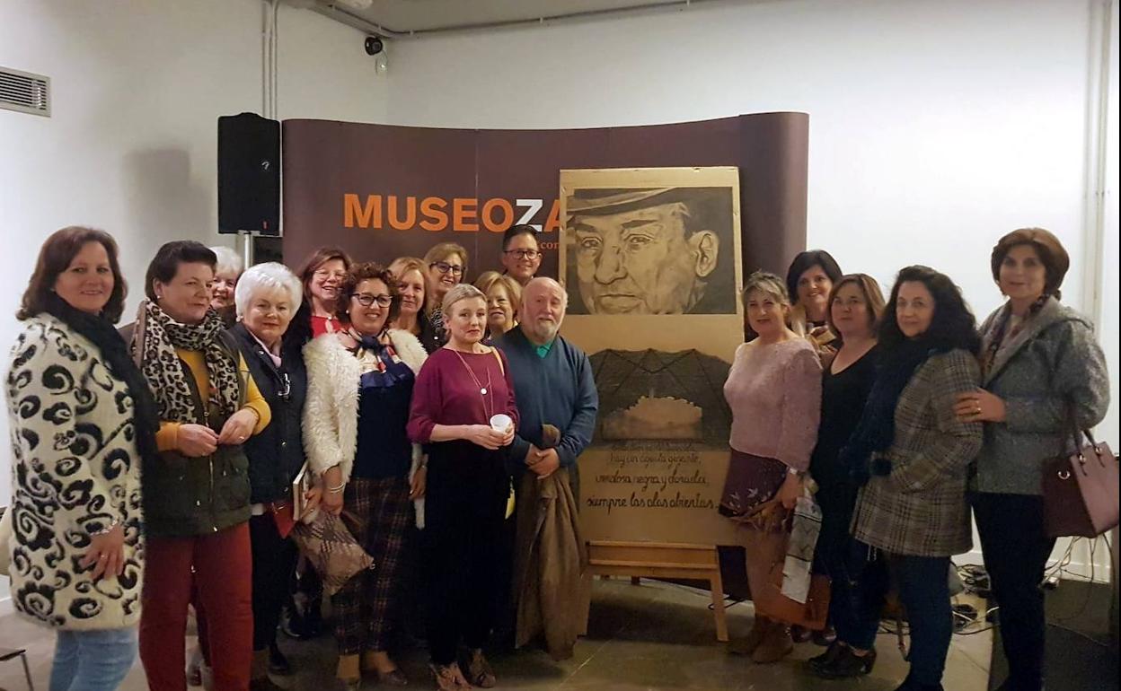 El autor del cartel homenaje a Machado, arropado por un grupo de quesadeños.