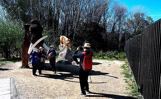 Imagen principal - Representación de un mamut y un tigre dientes de sable; laguna de Padul; observatorio sobre el humedal. 