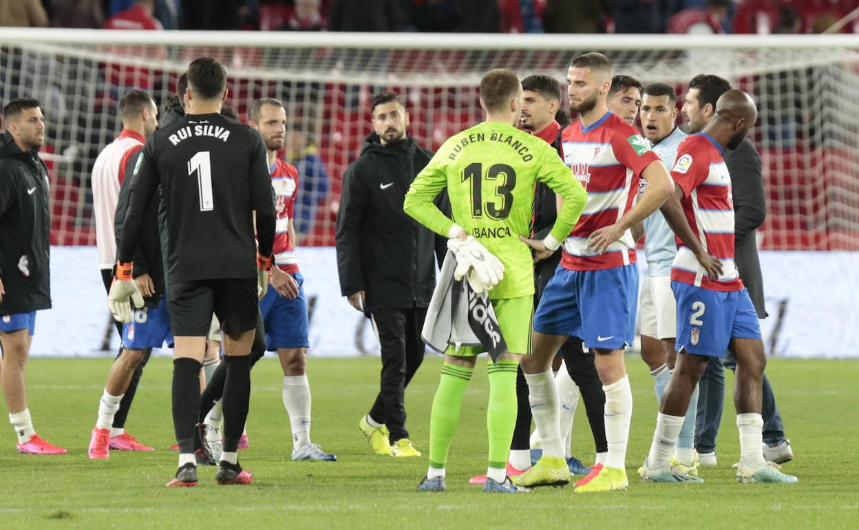 Domingos Duarte y Rubén Blanco charlan amigablemente al finalizar el partido. 