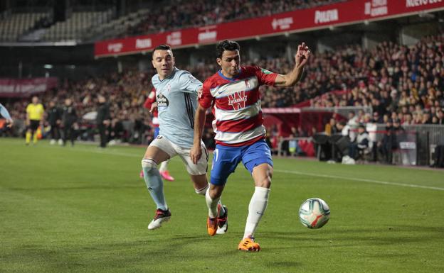 Iago Aspas persigue a Ismail Köybasi, uno de los novedosos titulares ayer. 