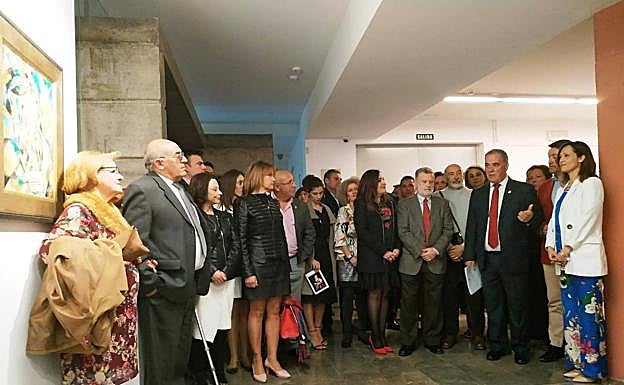 El alcalde Manuel Vallejo dirige el recorrido por la exposición Quessada en Quessada.