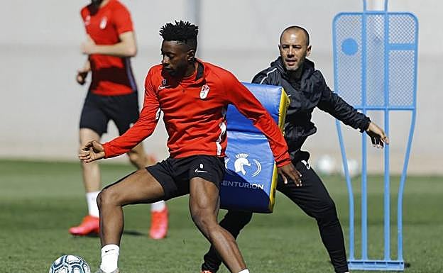 Yan Eteki afronta un ejercicio durante un entrenamiento, en el que Jesús Roche, ayudante de Diego Martínez, le presiona con una protección. 