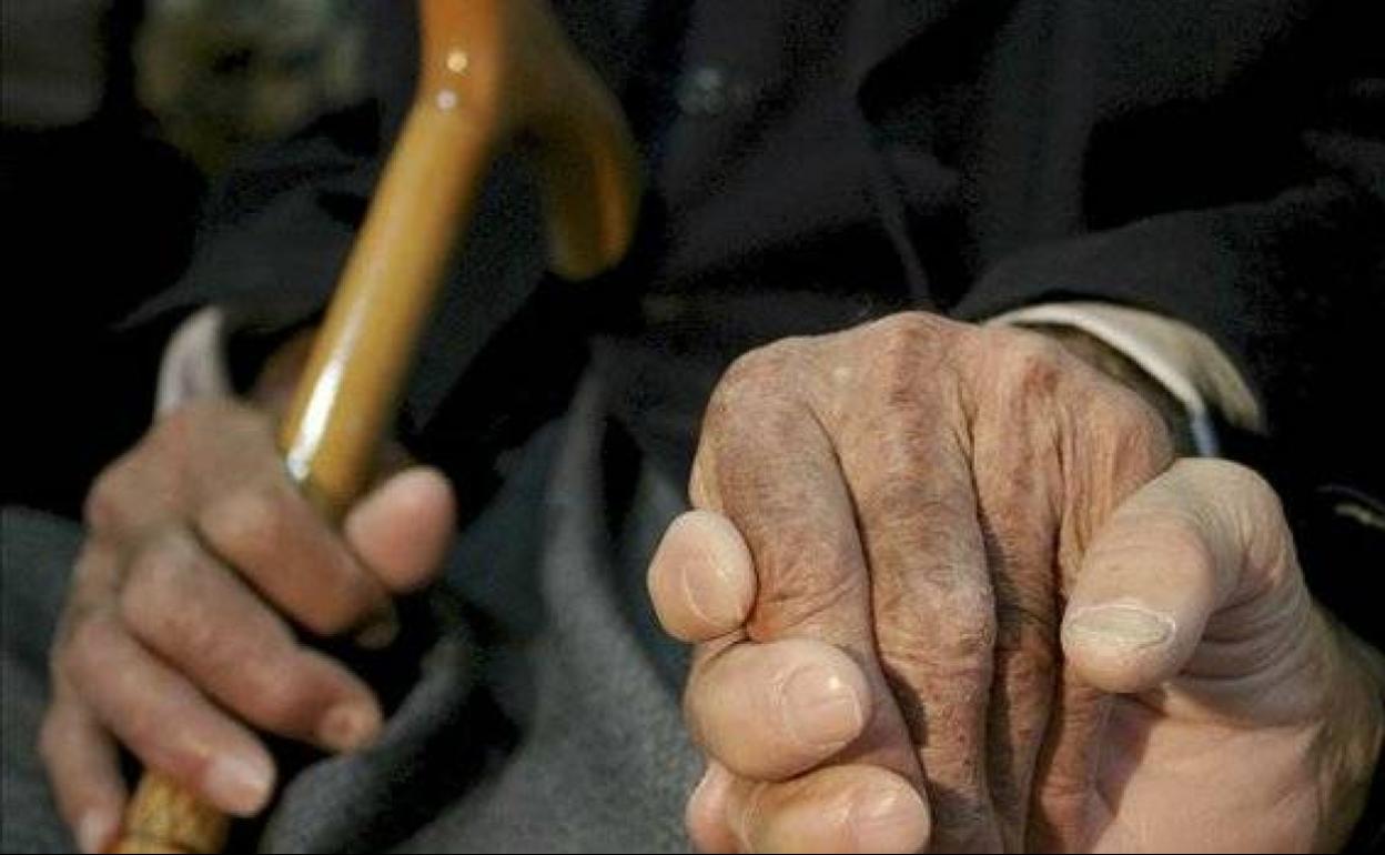 Extorsión en Granada: roban su pensión durante cuatro años a un anciano de 87 años