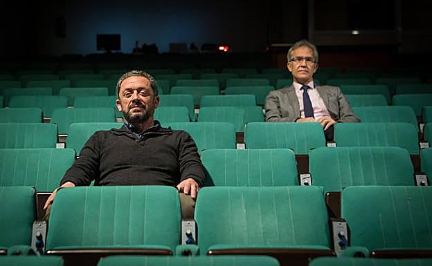 Rafael Ruiz y Víctor Medina, en los asientos del Aula Magna de la Facultad de Filosofía y Letras.