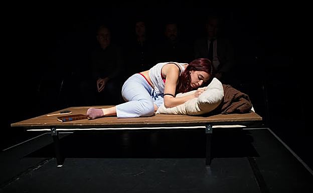 Imagen principal - Ensayo general y atención a los medios antes del estreno de 'Unidad de lugar'