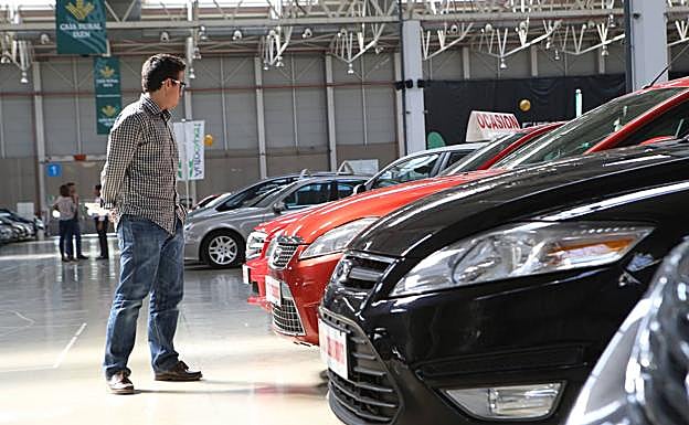 Visitantes en el Salón del Vehículo de Ocasión de Jaén. 