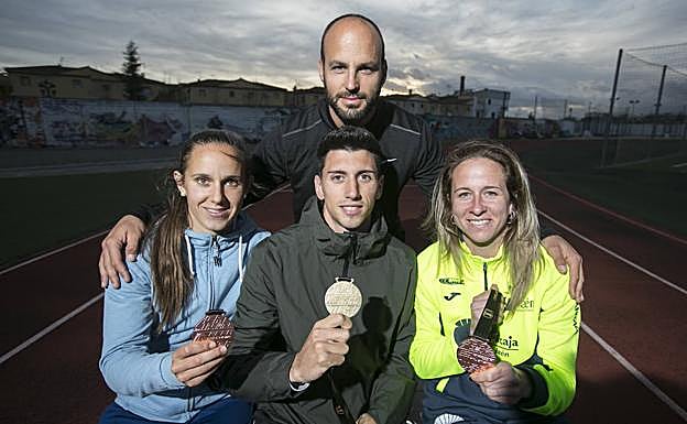 Manolo Jiménez, junto a sus atletas medallistas. 