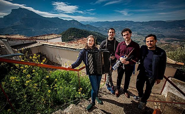 En la imagen, los músicos y el compositor, durante su estancia en Segura. 