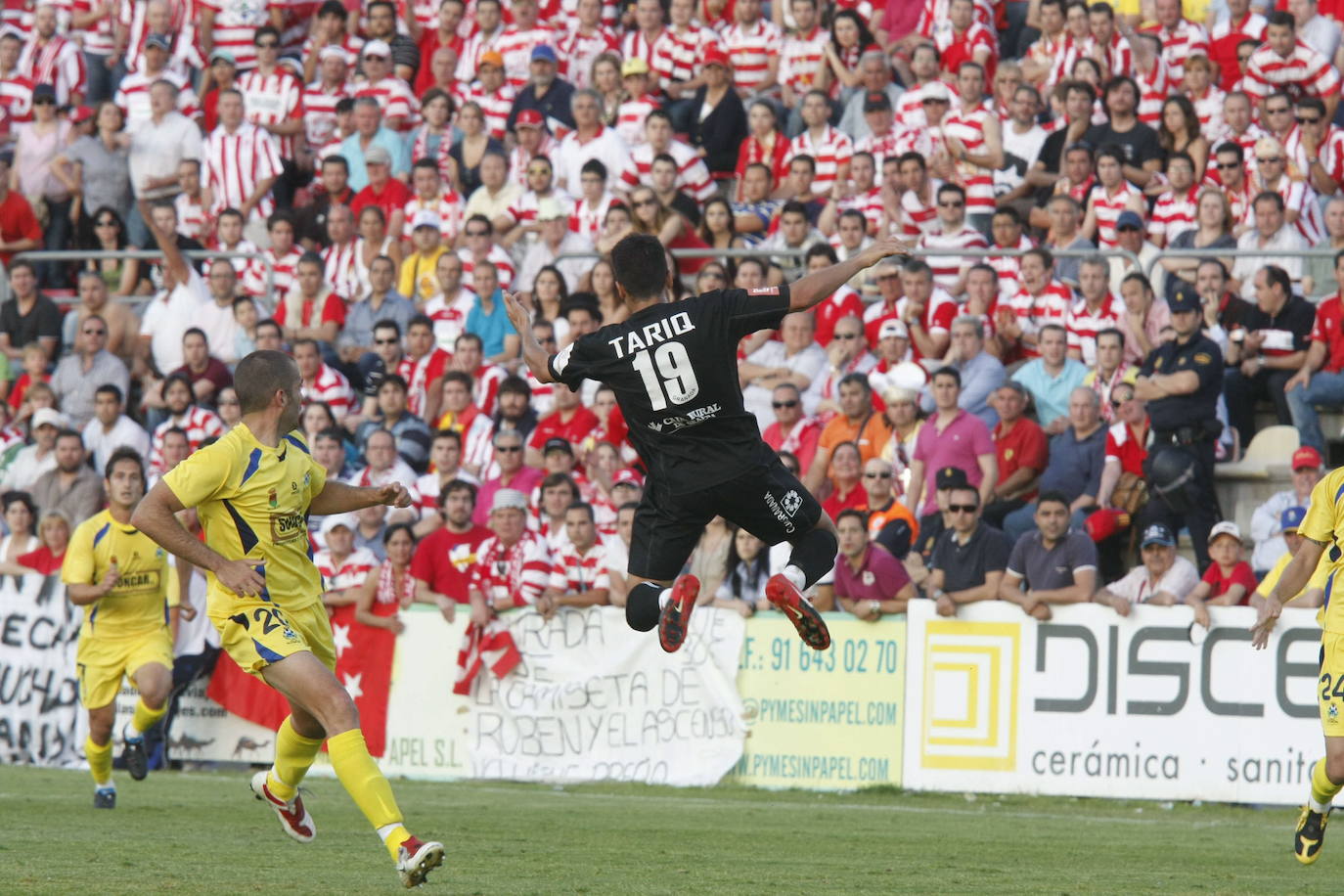 Tariq controla con el pecho en el partido de vuelta del 'play off' de ascenso a Segunda en 2010