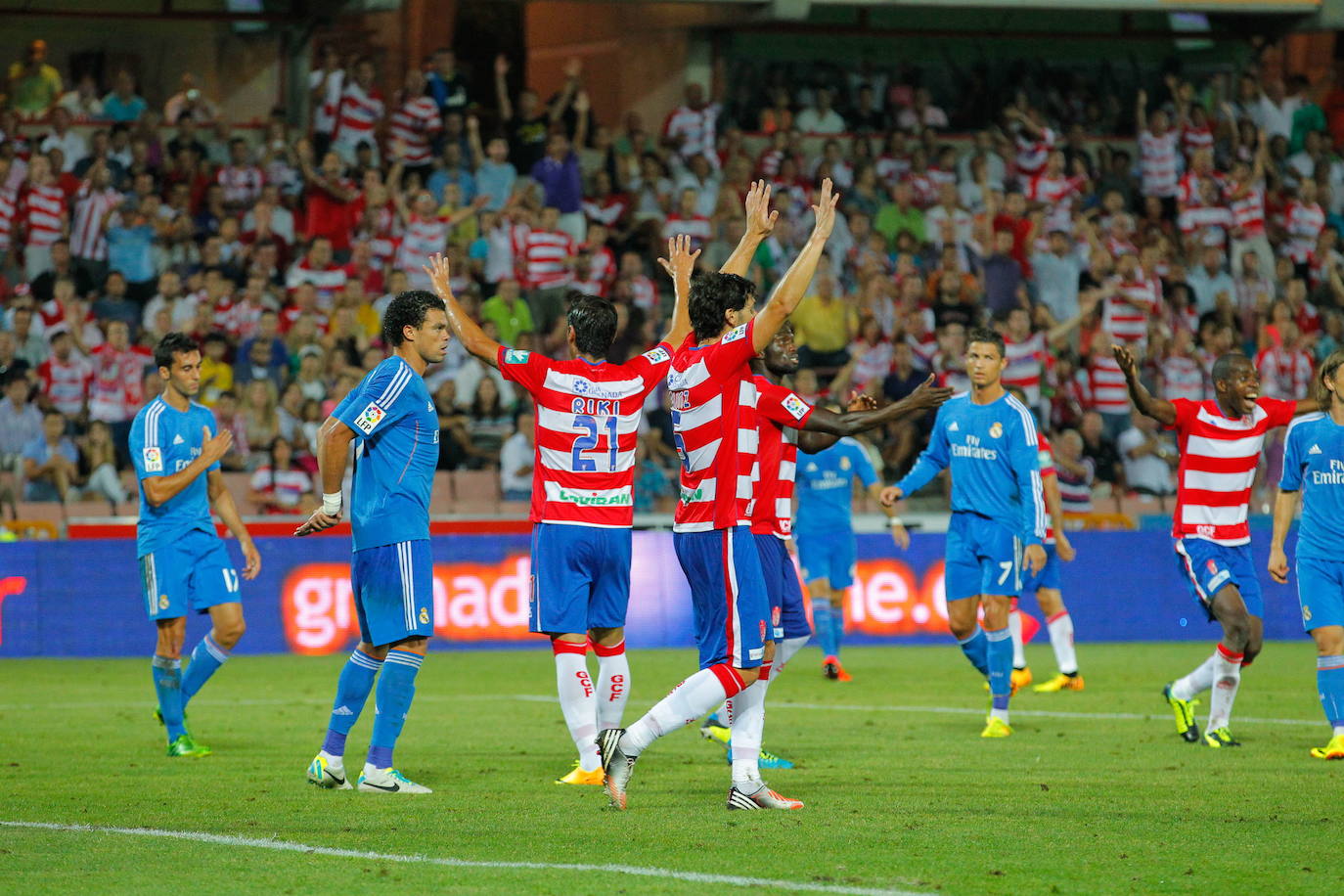 Los jugadores del Granada festejan su triunfo ante el Real Madrid en Los Cármenes en 2013