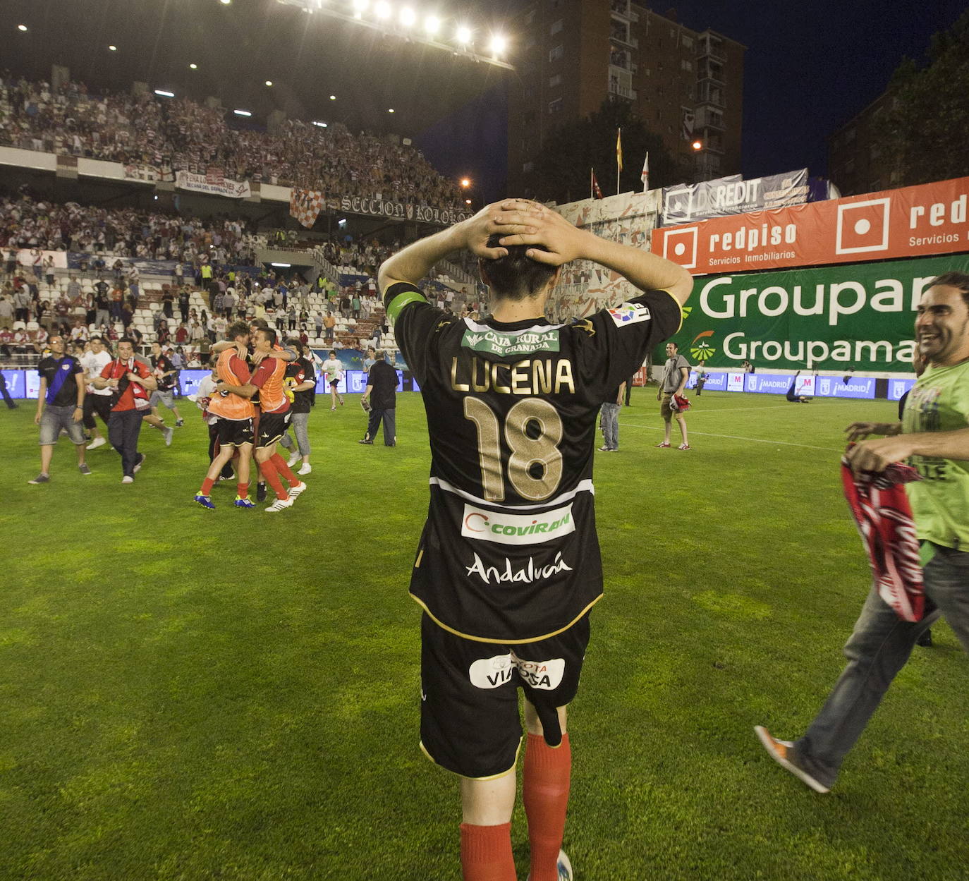 Lucena, enmocionado tras lograr la permanencia en Vallecas en 2012