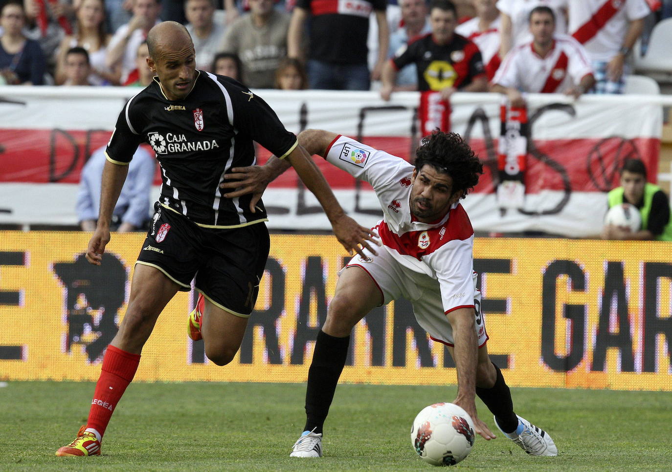 Mikel Rico supera a Diego Costa en el partido de la permamencia contra el Rayo en 2012