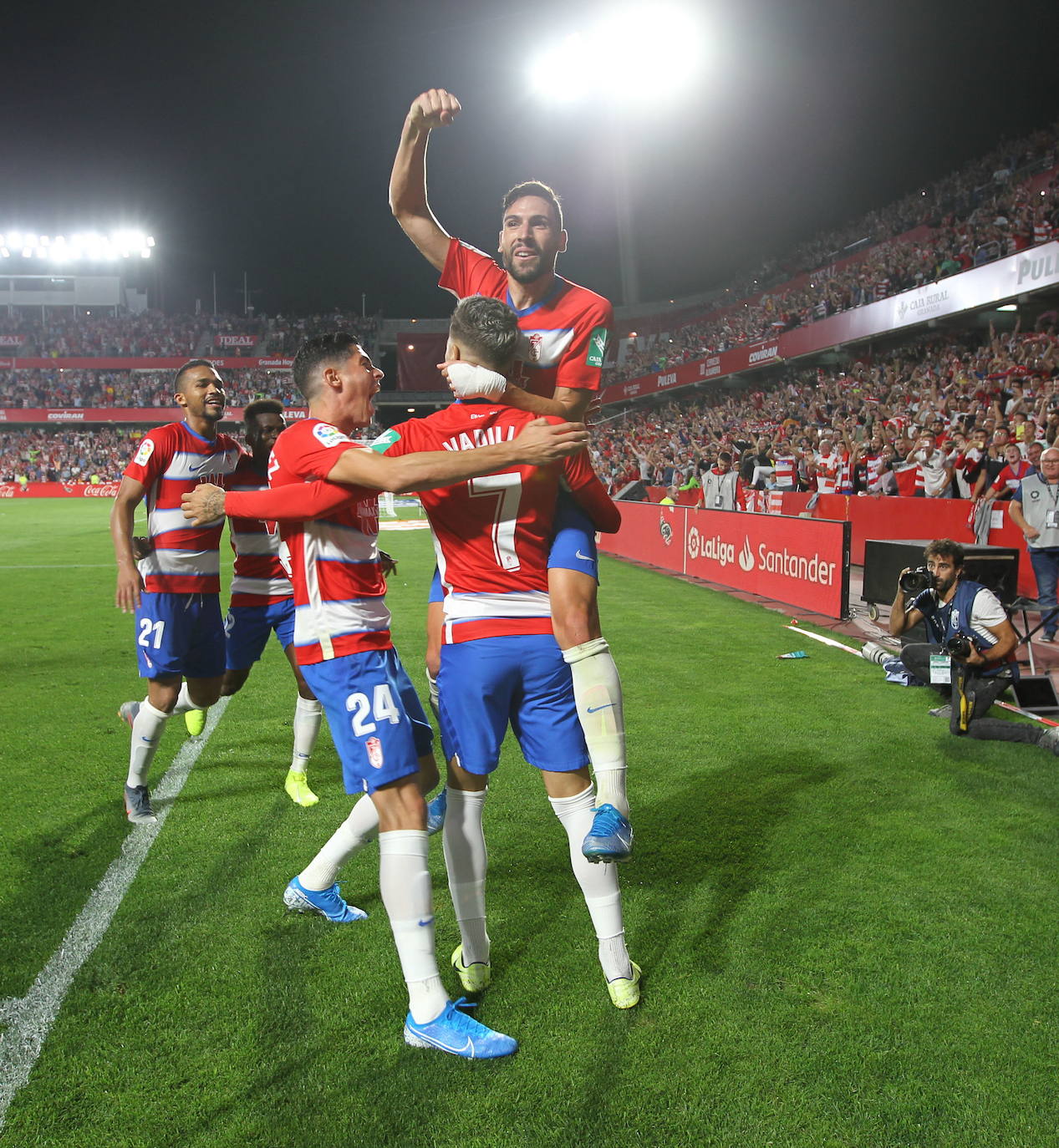 Piña rojiblanca para celebrar uno de los dos goles anotados ante el Barcelona esta temporada