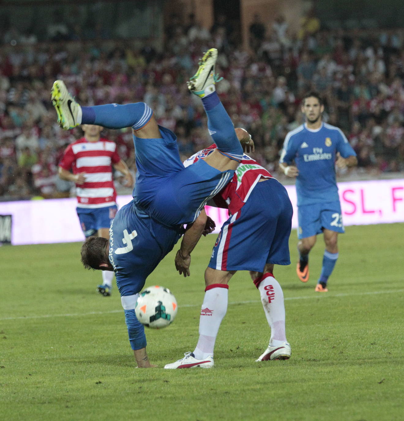 Sergio Ramos cae tras chocar con un jugador del Granada en la victoria de los rojiblancos de 2013