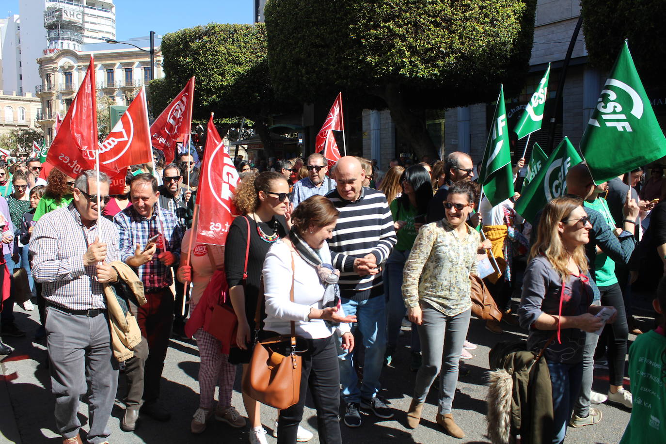 Un millar de manifestantes se han echado a la calle contra el decreto de escolarización. 