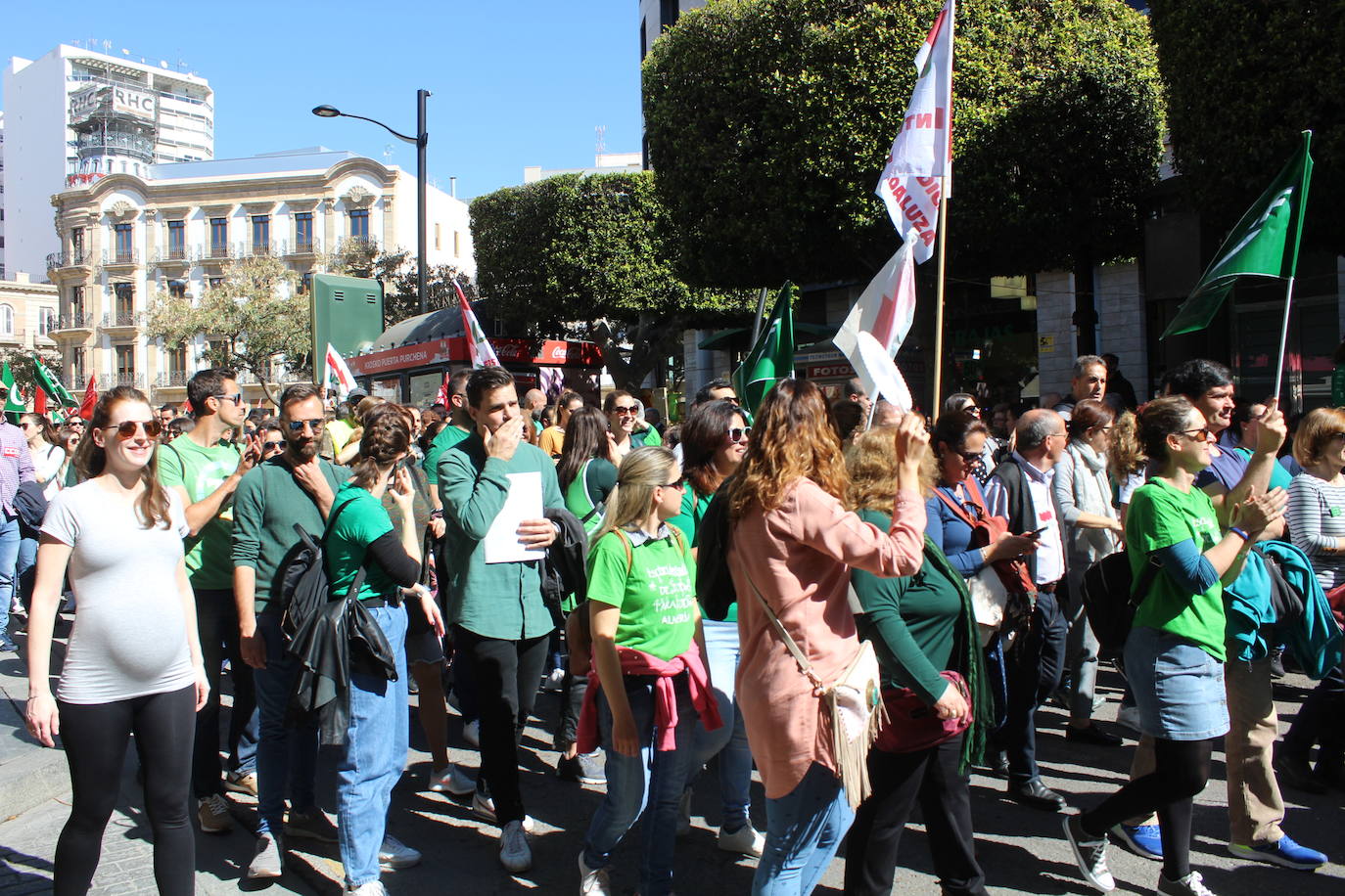 Un millar de manifestantes se han echado a la calle contra el decreto de escolarización. 