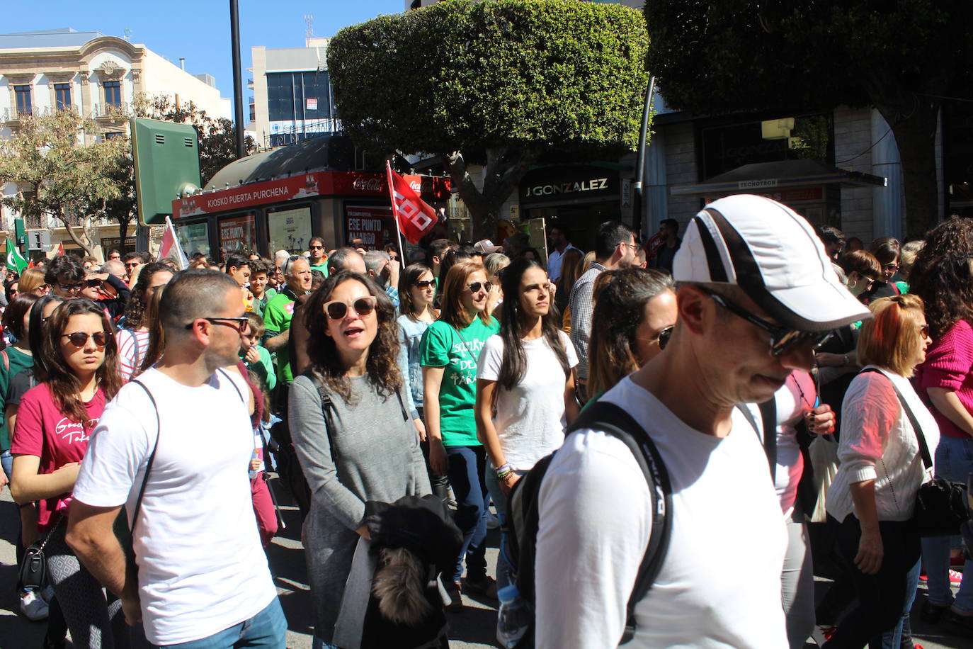 Un millar de manifestantes se han echado a la calle contra el decreto de escolarización. 