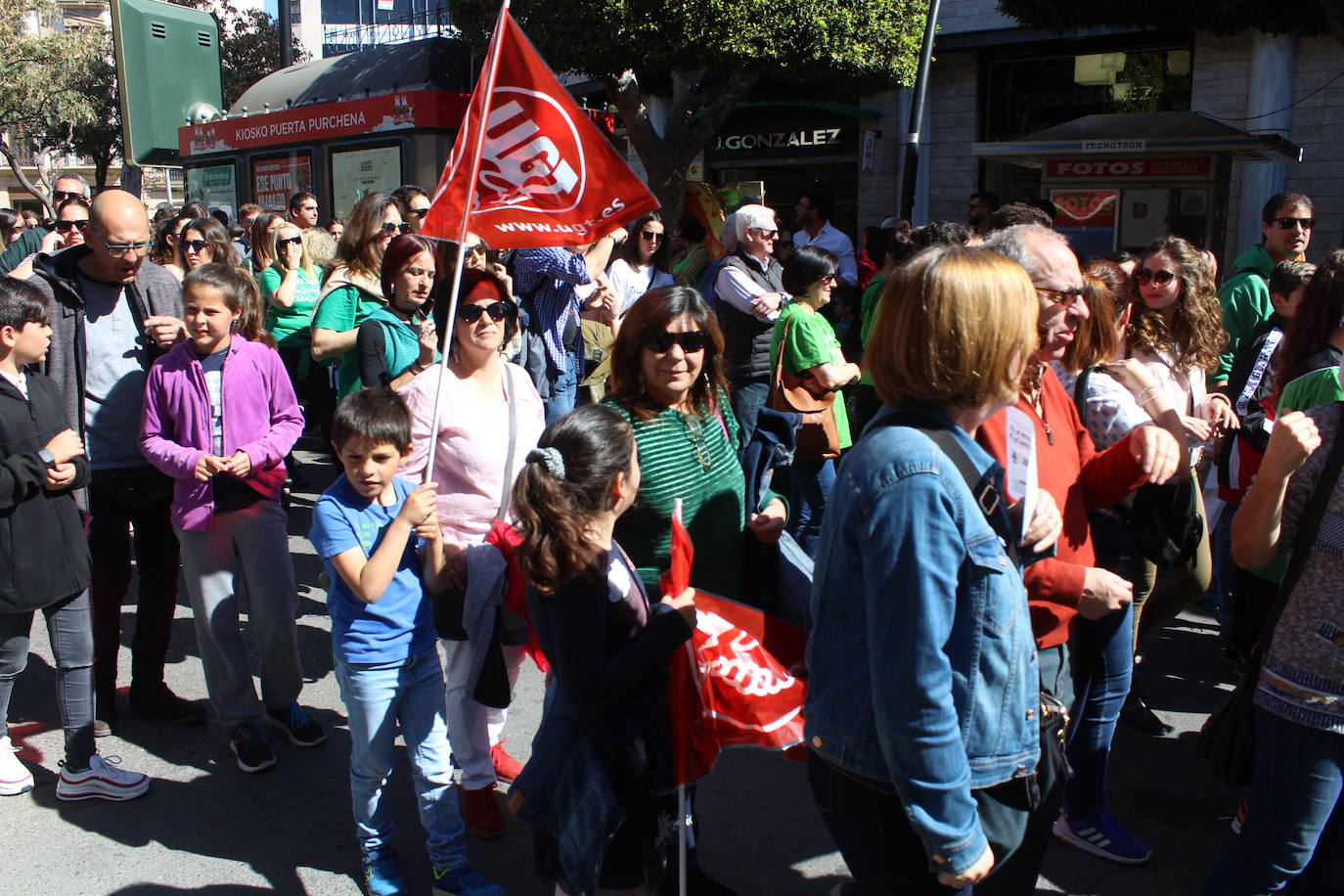 Un millar de manifestantes se han echado a la calle contra el decreto de escolarización. 