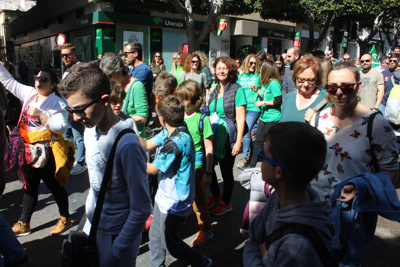 Un millar de manifestantes se han echado a la calle contra el decreto de escolarización. 