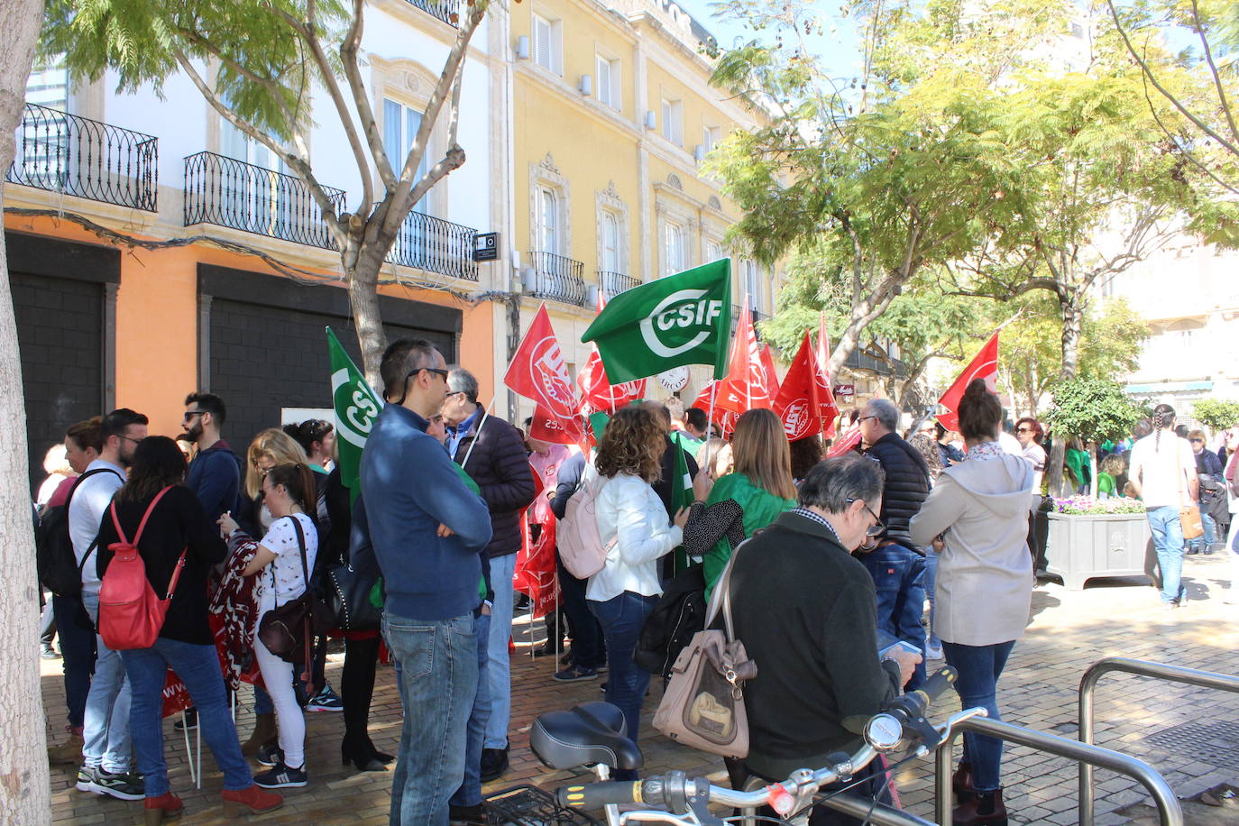 Un millar de manifestantes se han echado a la calle contra el decreto de escolarización. 