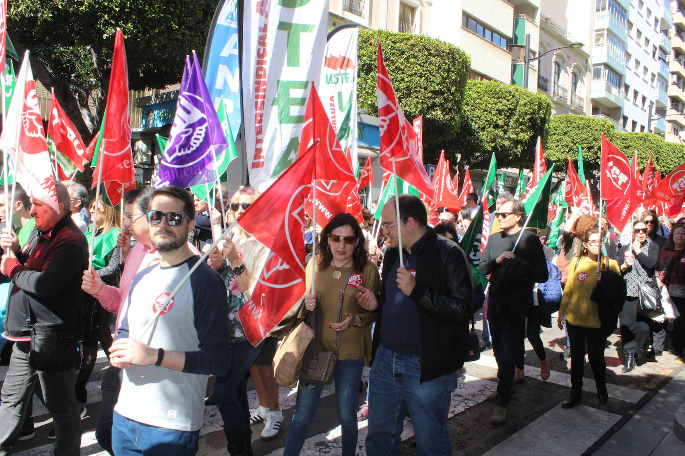 Un millar de manifestantes se han echado a la calle contra el decreto de escolarización. 