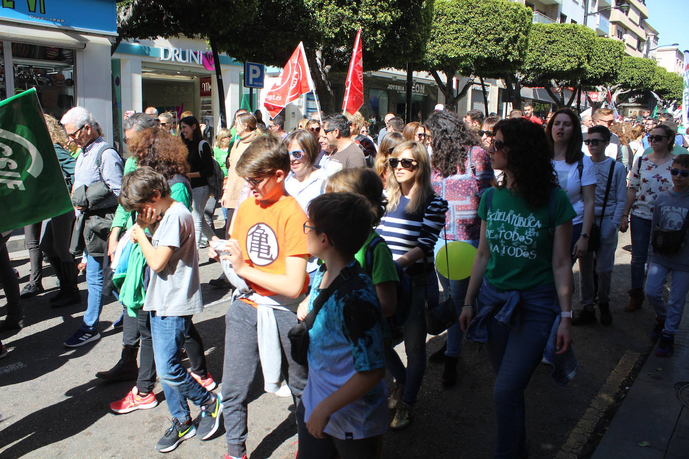 Un millar de manifestantes se han echado a la calle contra el decreto de escolarización. 