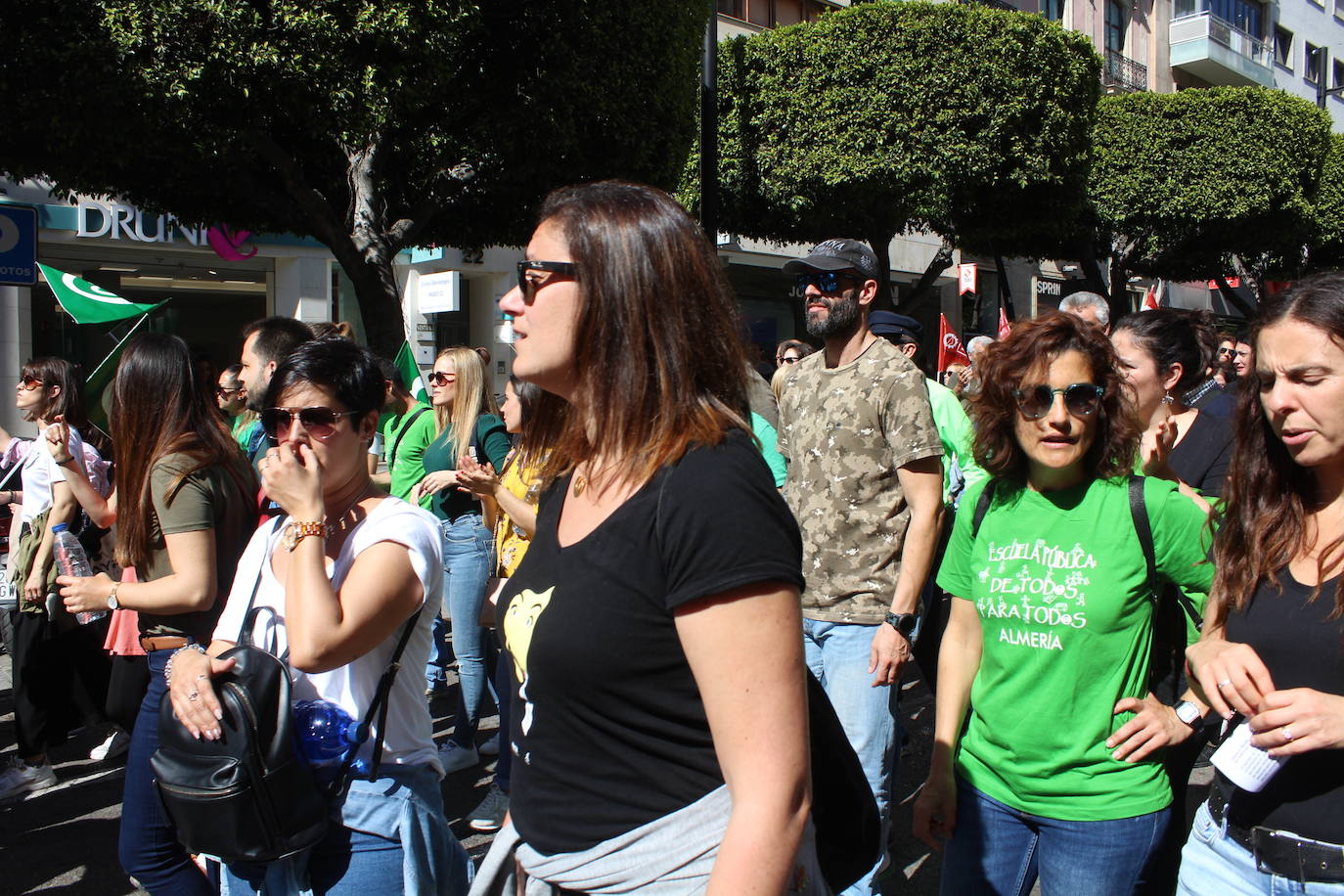 Un millar de manifestantes se han echado a la calle contra el decreto de escolarización. 