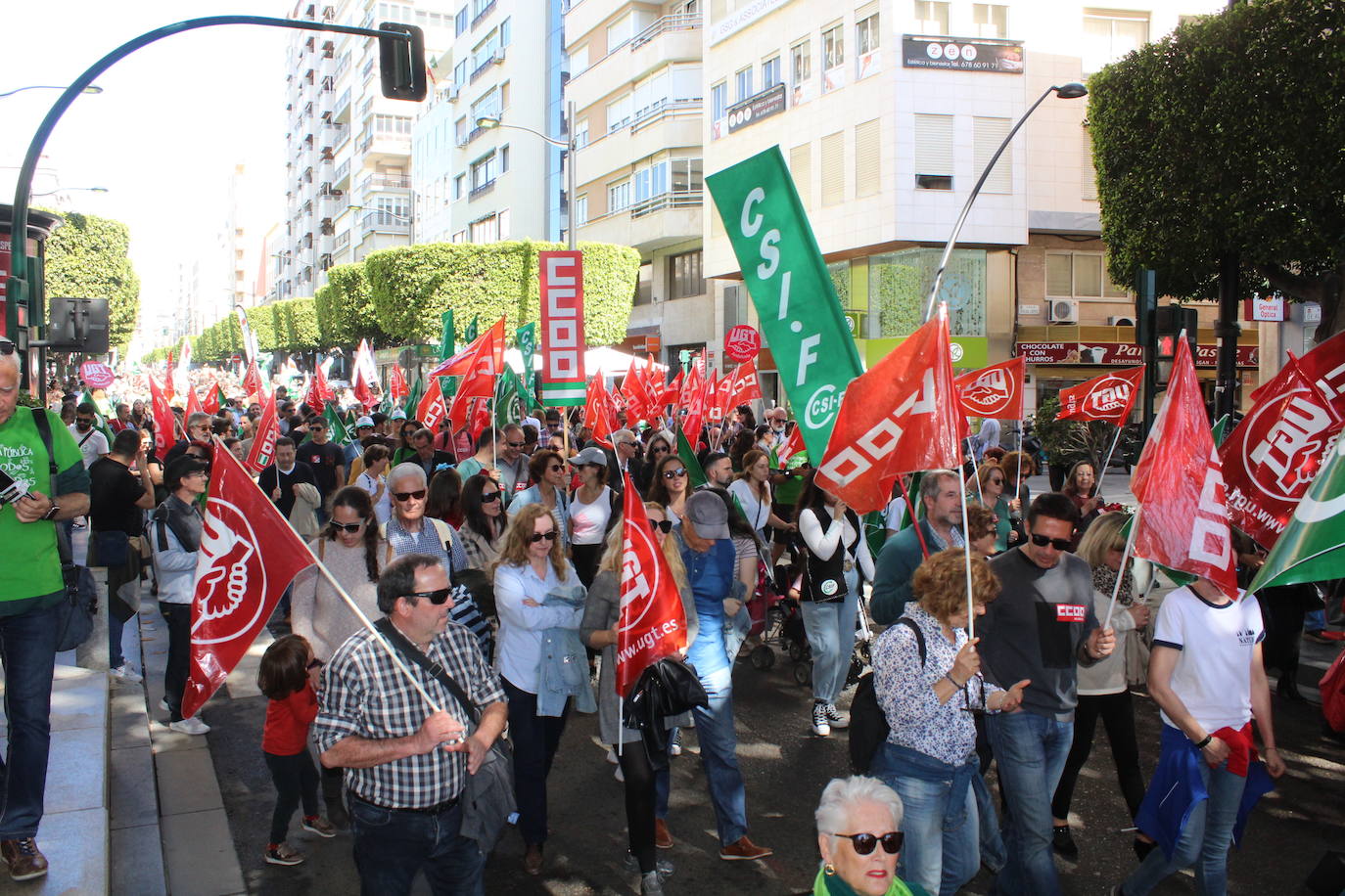 Un millar de manifestantes se han echado a la calle contra el decreto de escolarización. 