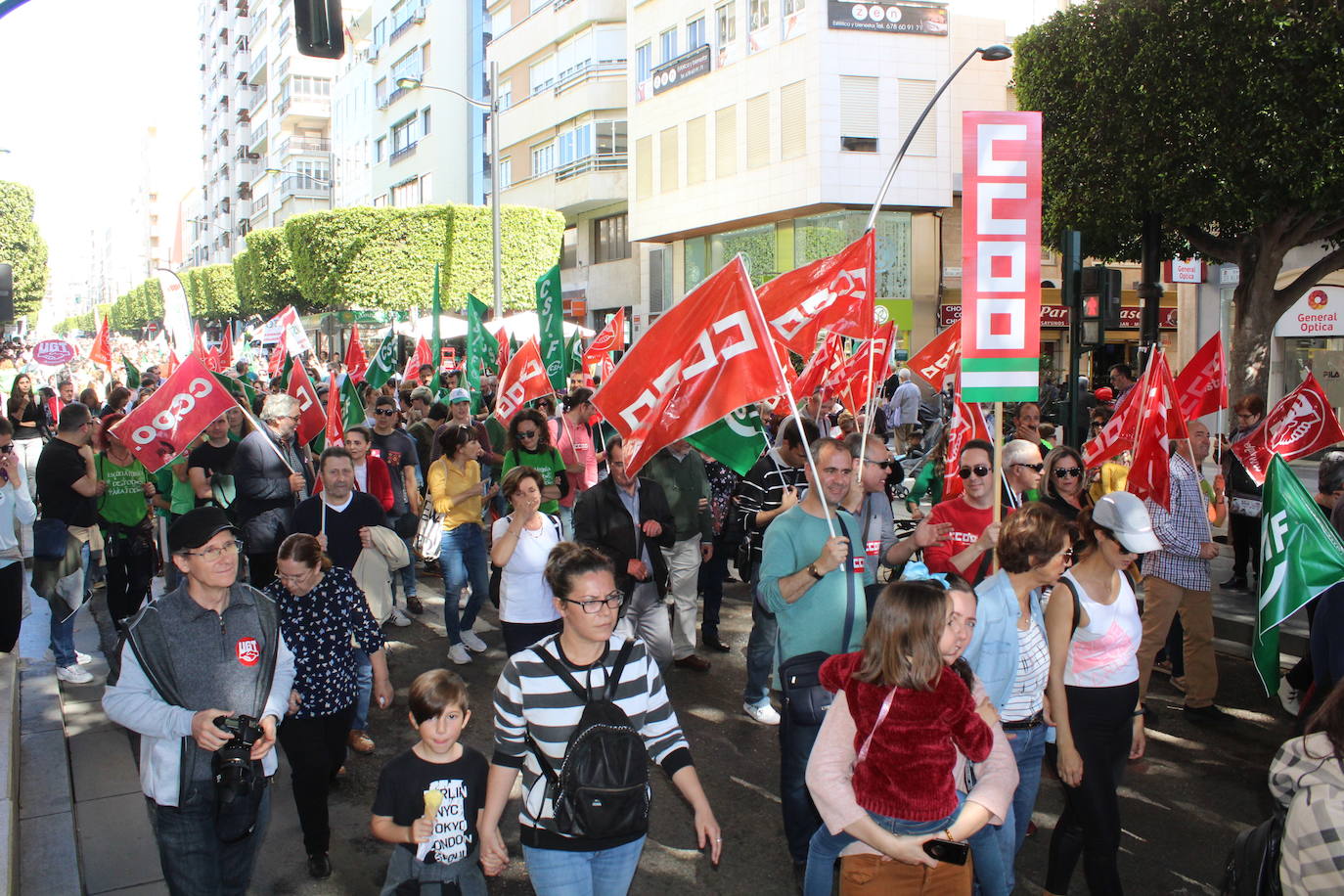 Un millar de manifestantes se han echado a la calle contra el decreto de escolarización. 