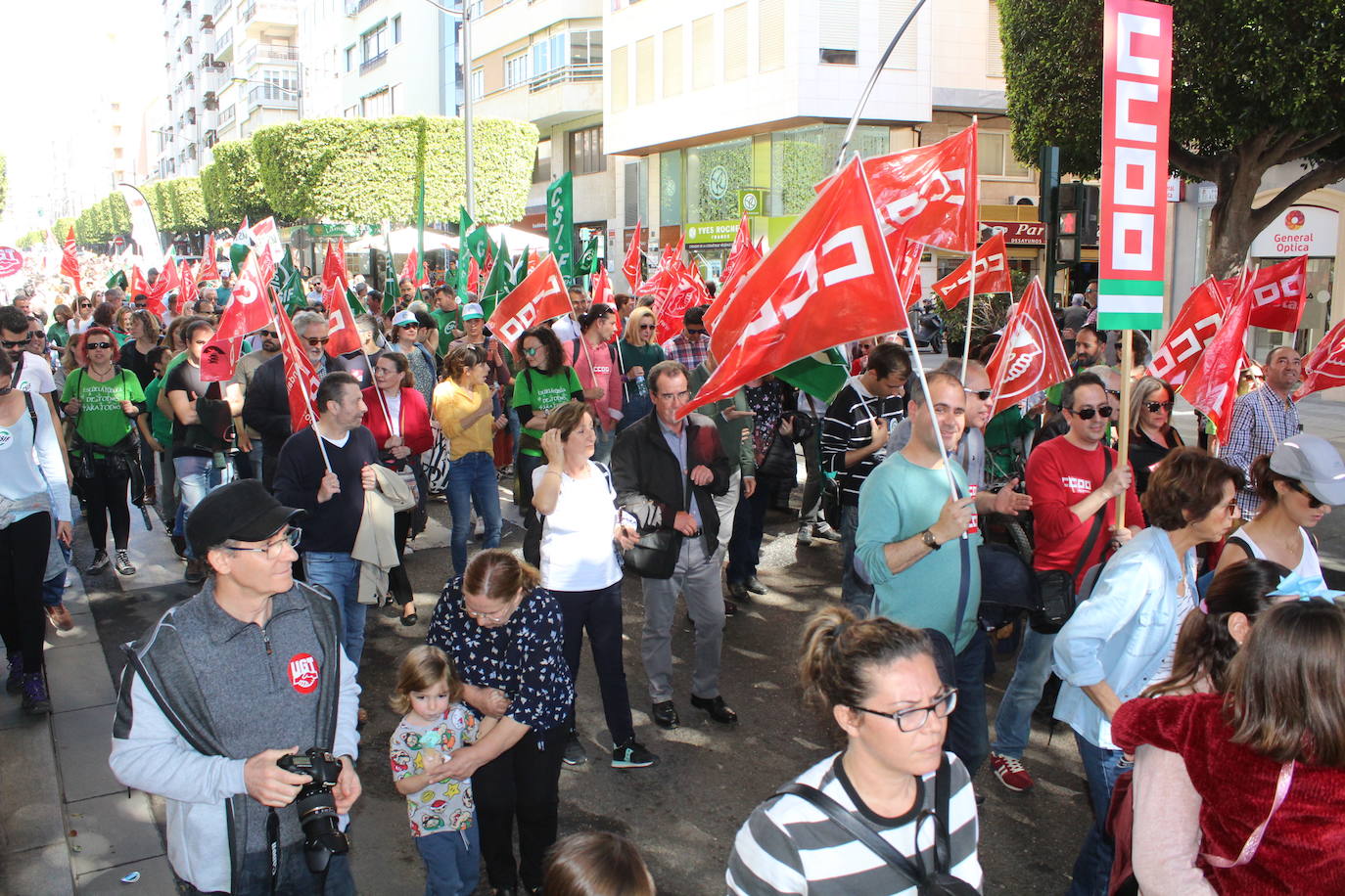 Un millar de manifestantes se han echado a la calle contra el decreto de escolarización. 