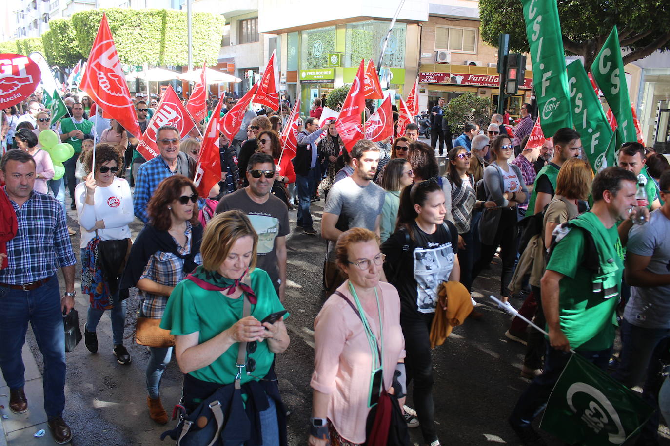 Un millar de manifestantes se han echado a la calle contra el decreto de escolarización. 