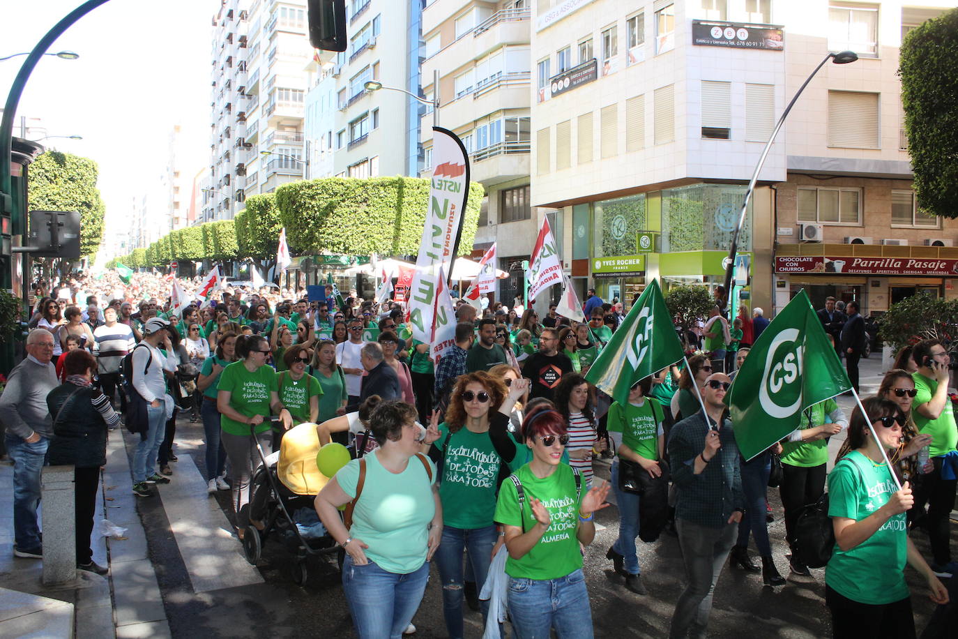 Un millar de manifestantes se han echado a la calle contra el decreto de escolarización. 