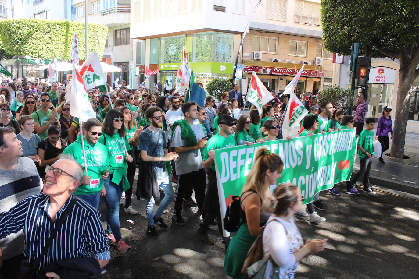 Un millar de manifestantes se han echado a la calle contra el decreto de escolarización. 