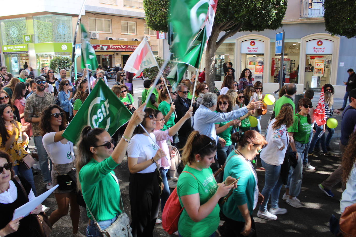 Un millar de manifestantes se han echado a la calle contra el decreto de escolarización. 
