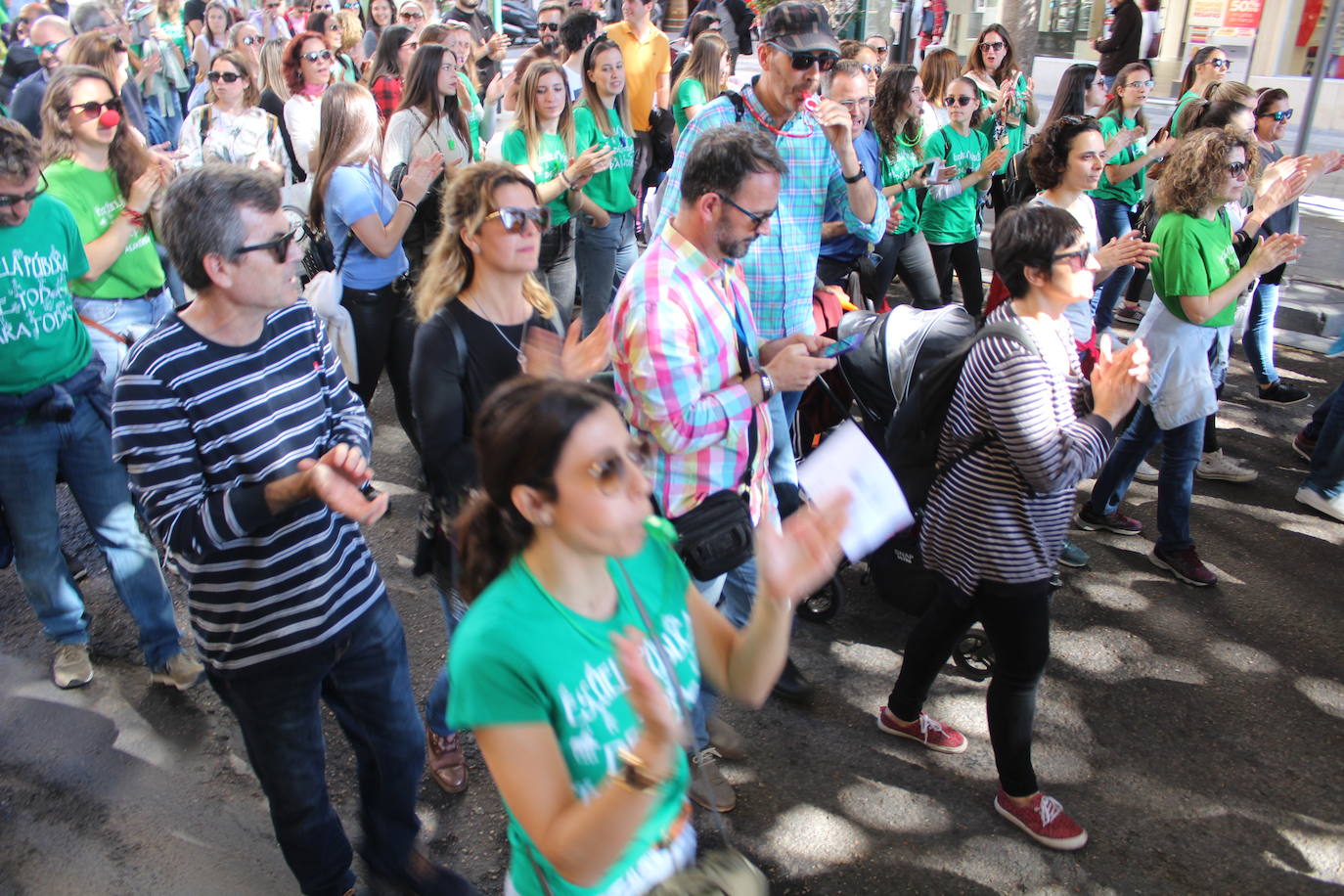 Un millar de manifestantes se han echado a la calle contra el decreto de escolarización. 