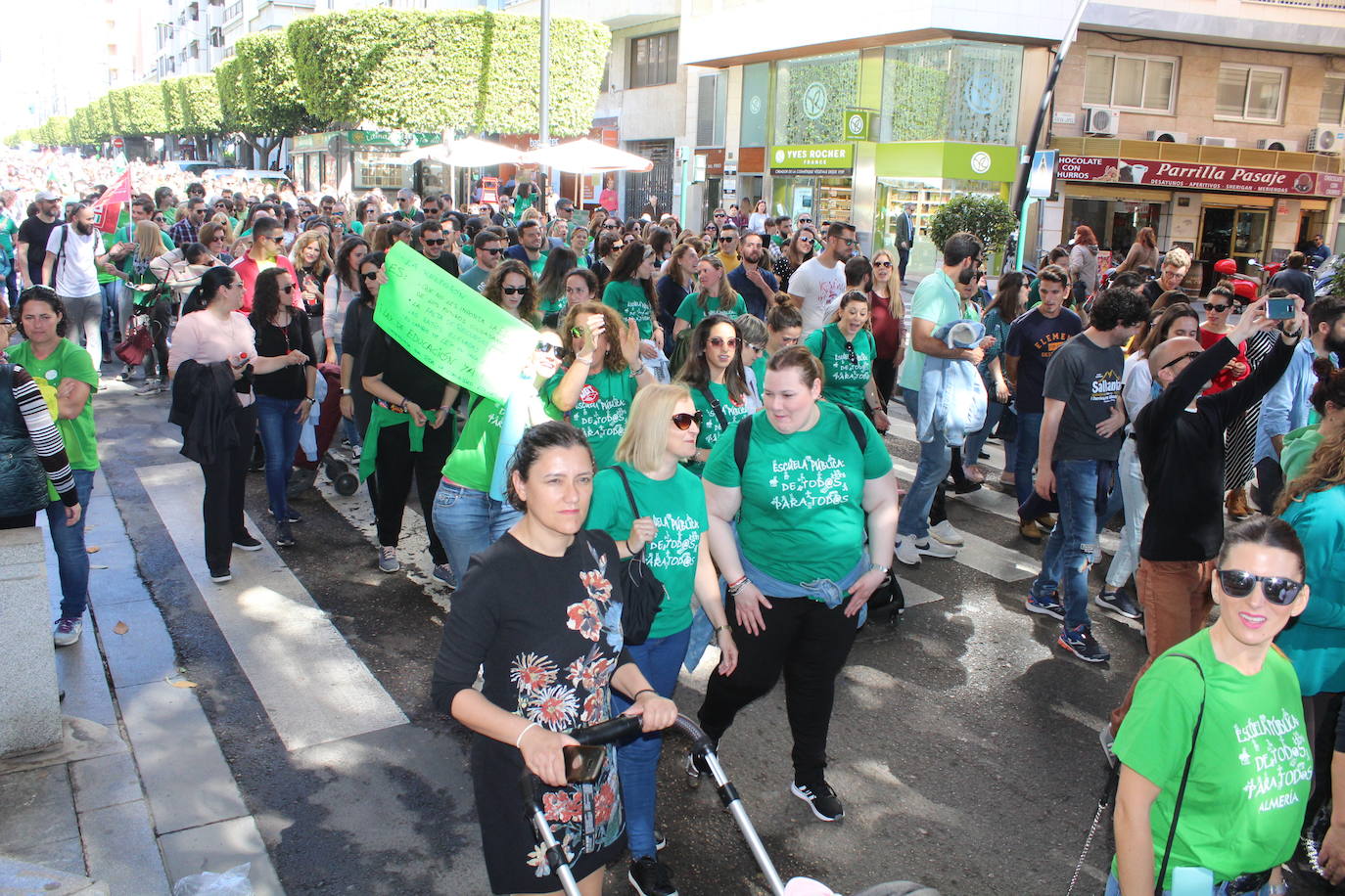 Un millar de manifestantes se han echado a la calle contra el decreto de escolarización. 