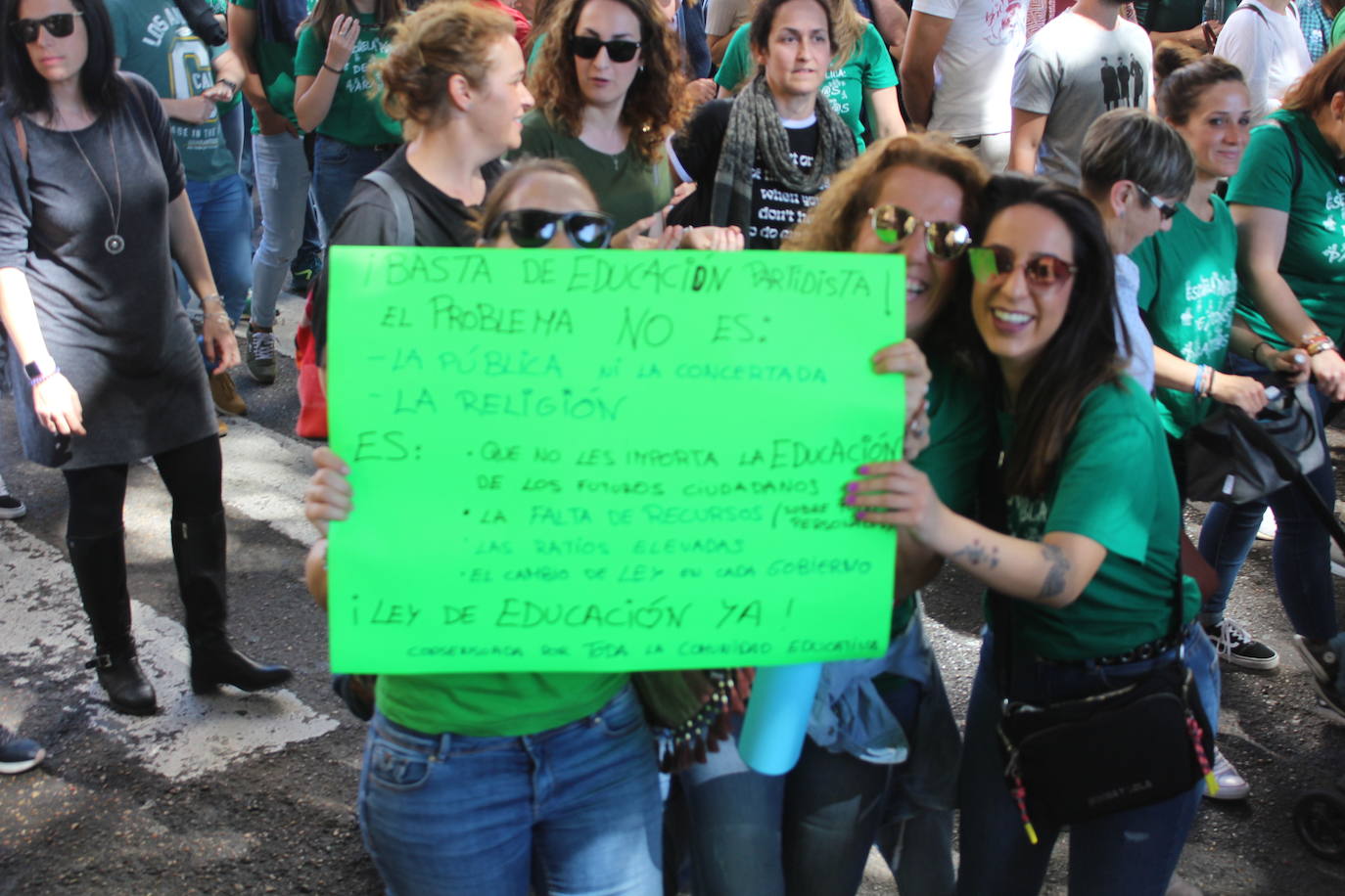 Un millar de manifestantes se han echado a la calle contra el decreto de escolarización. 