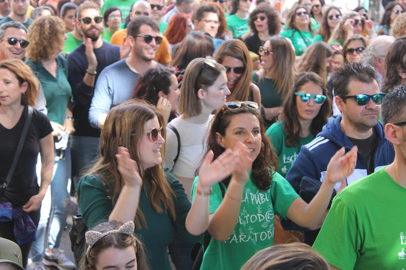 Un millar de manifestantes se han echado a la calle contra el decreto de escolarización. 