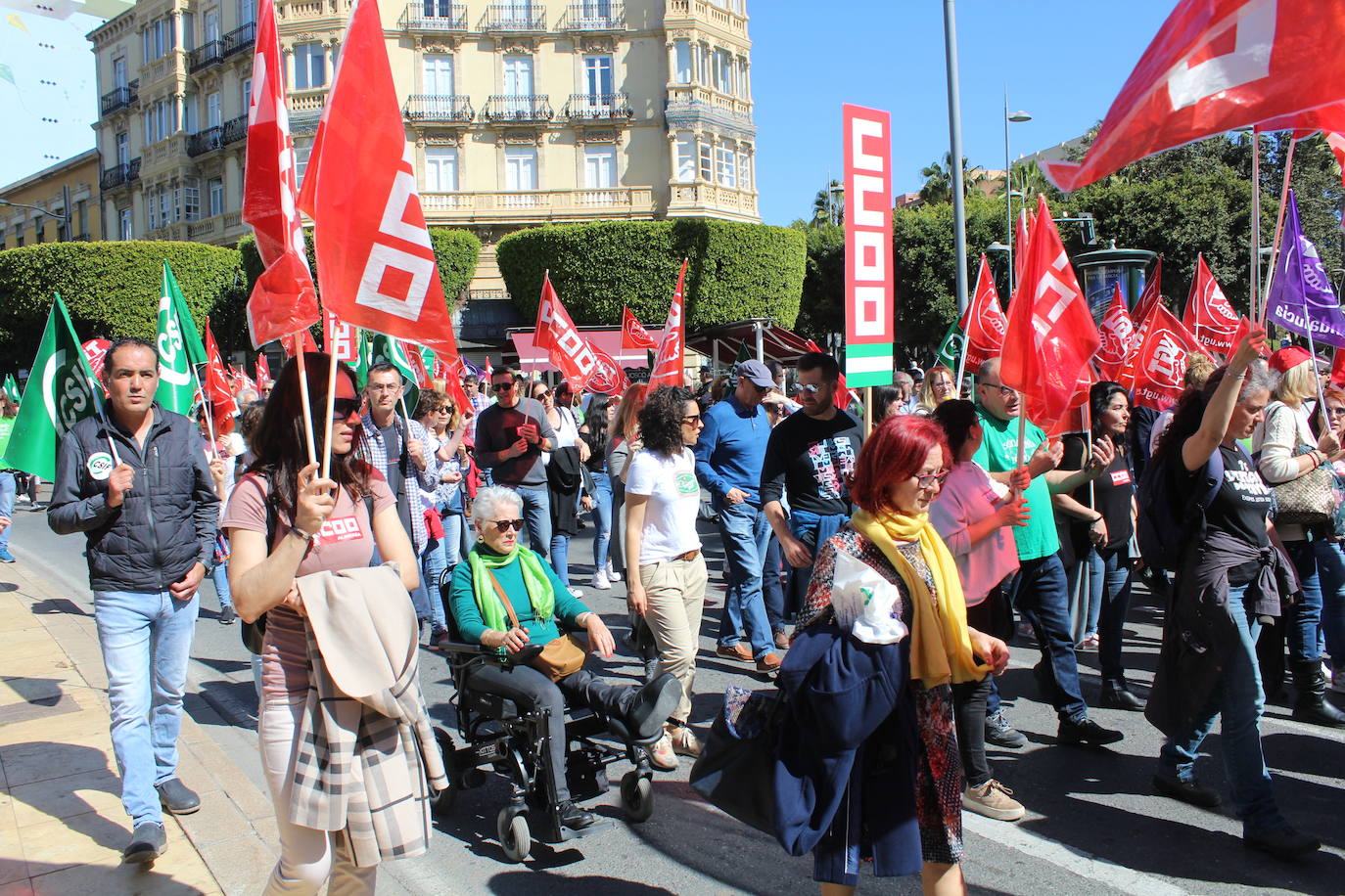 Un millar de manifestantes se han echado a la calle contra el decreto de escolarización. 