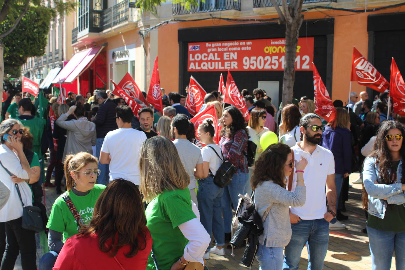 Un millar de manifestantes se han echado a la calle contra el decreto de escolarización. 