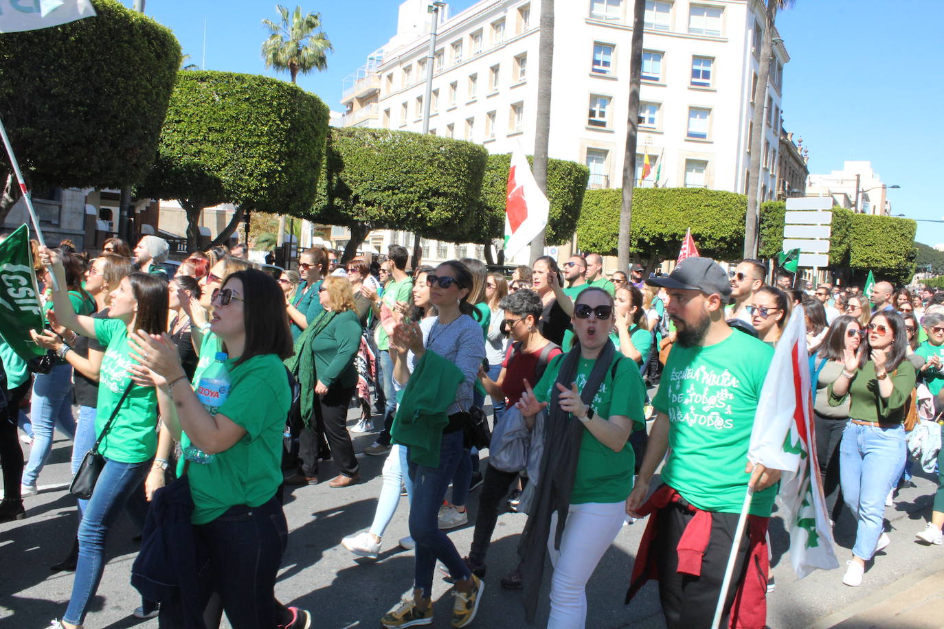 Un millar de manifestantes se han echado a la calle contra el decreto de escolarización. 
