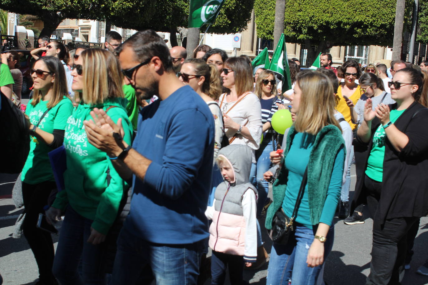 Un millar de manifestantes se han echado a la calle contra el decreto de escolarización. 