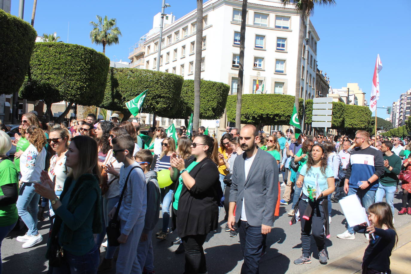 Un millar de manifestantes se han echado a la calle contra el decreto de escolarización. 
